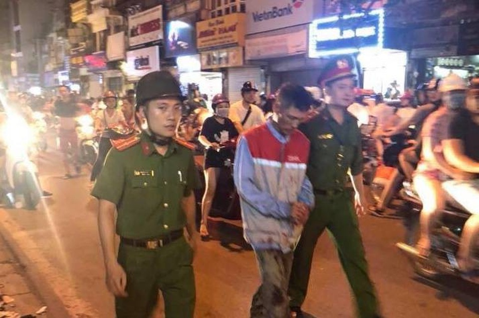 Hà Nội: Gã đàn ông dùng kéo đâm vợ cũ trọng thương - 1 Người đàn ông dùng kéo đâm trọng thương vợ bị Công an bắt giữ (Ảnh: ĐN)