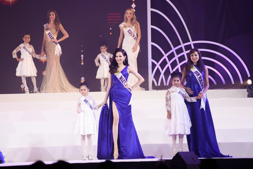 Các người đẹp khắp 5 châu đều diện những bộ dạ hội rực rỡ nhất và cho thấy kỹ năng trình diễn chuyên nghiệp.