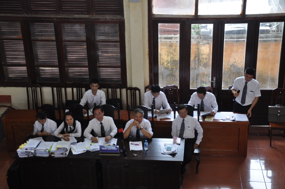 Vụ 8 người chạy thận tử vong: Tiết lộ tỷ lệ ăn chia giữa bệnh viện và công ty - 2
Các vị luật sư đưa ra câu hỏi cho bị cáo và phần đối chất đối với Điều tra viên.