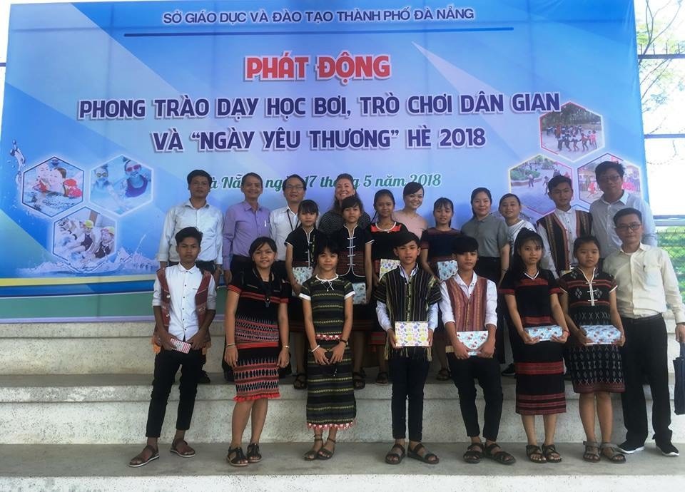 Kỳ nghỉ hè rộn ràng của học trò Đà Nẵng - 1 Lễ phát động phong trào dạy học bơi, trò chơi dân gian và Ngày yêu thương hè 2018 vừa diễn ra tại Đà Nẵng sáng 17/5