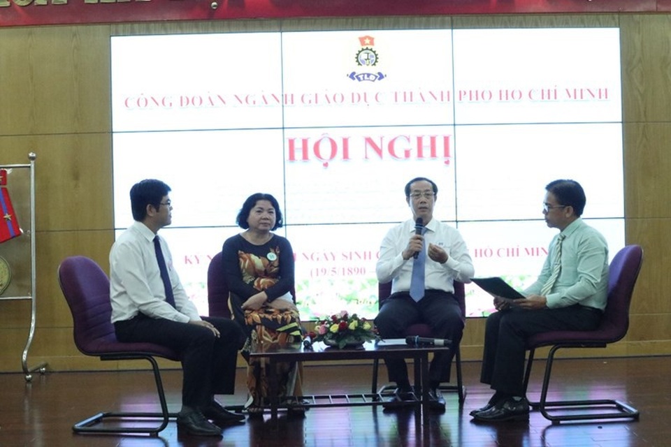 “Học theo tấm gương của Bác, làm việc tốt từ trái tim” - 1
Các gương giáo viên điển hình học tập và làm theo tư tưởng, đạo đức, phong cách Hồ Chí Minh trong buổi giao lưu.