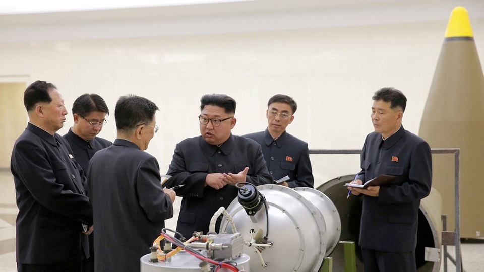 Mỹ cho Triều Tiên 6 tháng để chuyển tên lửa và hạt nhân ra nước ngoài - 1
Nhà lãnh đạo Triều Tiên Kim Jong-un và các nhà khoa học hạt nhân bên cạnh thiết bị được cho là bom nhiệt hạch. (Ảnh: Reuters)