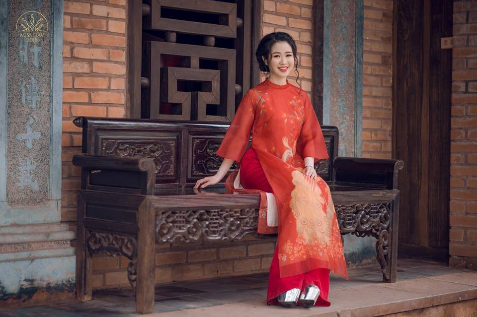 Nữ hoa khôi đa tài và duyên dáng của Học viện Ngoại giao - 1 Lê Ngọc Thùy Dương (SN 24/12/1996), sinh ra và lớn lên tại Hà Nội, đang là sinh viên năm cuối đồng thời là trợ giảng của khoa Truyền thông Quốc tế và Văn hóa Đối ngoại.