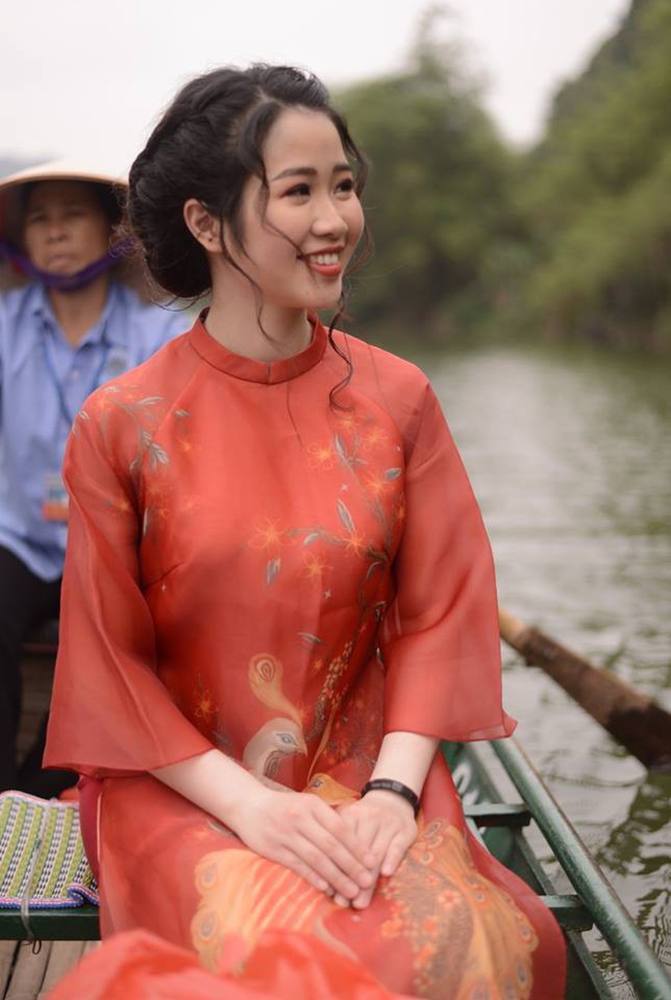 Nữ hoa khôi đa tài và duyên dáng của Học viện Ngoại giao - 6 Sau khi đăng quang Hoa khôi Học viện Ngoại giao, Dương nói: Khi đã mang chiếc vương miện, phần nào em đã đại diện cho những giá trị mà cuộc thi hướng đến - sự tự tin, kiến thức và lòng nhân ái cũng như giá trị của sinh viên Ngoại giao - năng động tầm nhìn sáng tạo. Nhận được vương miện cũng đồng nghĩa với trách nhiệm khiến mình trở nên xứng đáng với vương miện, với những giá trị mà chiếc vương miện hướng đến.