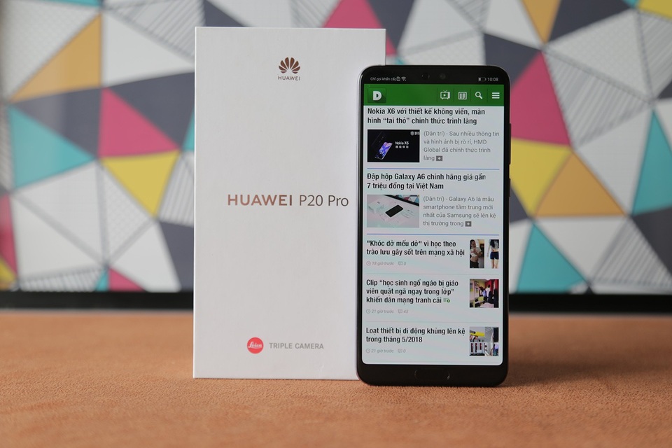 Đập hộp smartphone 3 camera Huawei P20 Pro giá 20 triệu đồng tại Việt Nam - 1 Tương tự các thế hệ dòng P trước đó, P20 Pro vẫn sở hữu lối thiết kế vỏ hộp đơn giản với tông màu trắng chủ đạo.