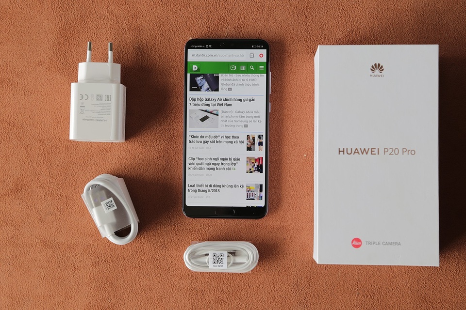 Đập hộp smartphone 3 camera Huawei P20 Pro giá 20 triệu đồng tại Việt Nam - 2 Bên trong hộp được trang bị cóc sạc nhanh, cáp USB Type C, tai nghe và sách hướng dẫn.