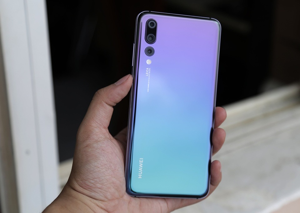 Đập hộp smartphone 3 camera Huawei P20 Pro giá 20 triệu đồng tại Việt Nam - 4 Màu sắc này là sự pha trộn của màu xanh bên dưới cùng màu tím phía trên, khi kết hợp phản chiếu khúc xạ ánh sáng chạm vào bề mặt, tạo nên dải màu tươi mới và sống động với nhiều sắc thái đa dạng.
