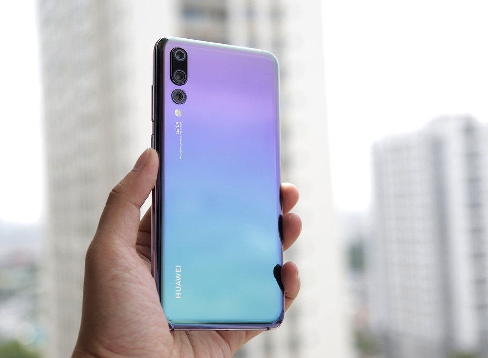 Đập hộp smartphone 3 camera Huawei P20 Pro giá 20 triệu đồng tại Việt Nam - 3 Huawei P20 Pro tạo điểm nhấn với lối thiết kế hoàn toàn mới, khác biệt so với thế hệ tiền nhiệm P10. Màu sắc của máy được tạo nên từ nhiều lớp phủ quang học bên dưới lớp kính khá độc đáo và hãng nói rằng thiết kế này độc quyền hiện nay.