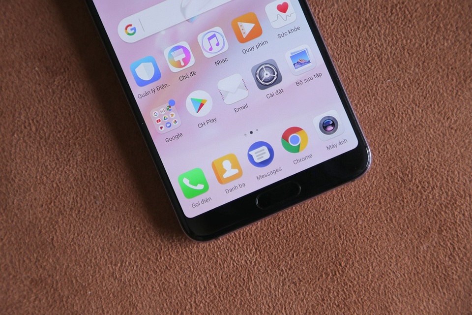 Đập hộp smartphone 3 camera Huawei P20 Pro giá 20 triệu đồng tại Việt Nam - 11 Phía dưới có thêm cảm biến vân tay và đồng thời hỗ trợ mở khóa bằng khuôn mặt.