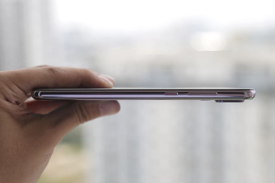 Đập hộp smartphone 3 camera Huawei P20 Pro giá 20 triệu đồng tại Việt Nam - 5 Thân máy của P20 Pro cũng được xử lý bóng khá đẹp mắt và bo mềm mại. Khi kết hợp với 2 mặt kính, độ dày của máy đạt 7,8 mm. Trong thiết kế này, Huawei cũng tích hợp cho máy chuẩn kháng nước và bụi bẩn IP67.