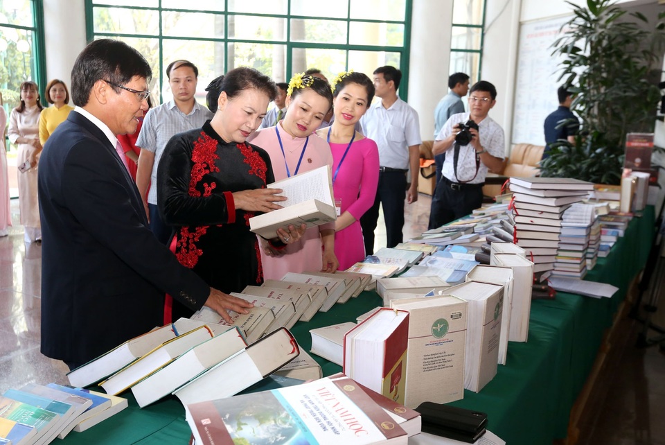 Chủ tịch Quốc hội: Tiếng nói của giới khoa học xã hội vẫn còn khiêm tốn! - 2
Chủ tịch Quốc hội Nguyễn Thị Kim Ngân thăm khu trưng bày sách ở Viện Hàn lâm KHXHVN trước khi tham dự buổi lễ kỷ niệm. (Ảnh: Anh Tuấn).