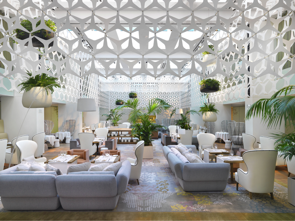 Mandarin Oriental Saigon sẽ do “Nhà thiết kế của thập kỷ” Patricia Urquiola thiết kế - 7
Patricia Urquiola đã phát triển một câu chuyện về thị giác bằng việc gợi nhớ đến không gian của một khách sạn xưa, nơi mà những mảng màu trắng trên bảng màu nâu trung tính, yếu tố bất ngờ, bố cục sắp xếp sản phẩm nội thất được bao bọc bởi ánh sáng tự nhiên; hứa hẹn sự tinh tế và sang trọng trong dịch vụ.của Mandarin Oriental Barcelona