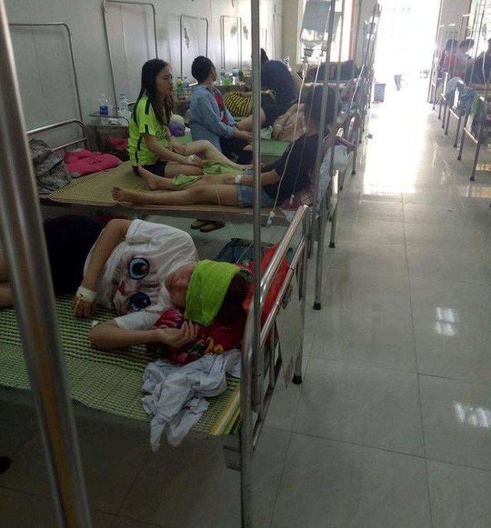 75 sinh viên sắp tốt nghiệp ĐH Sư phạm bị ngộ độc nhập viện - 1 Các sinh viên đang được điều trị tại bệnh viện - Ảnh: CL