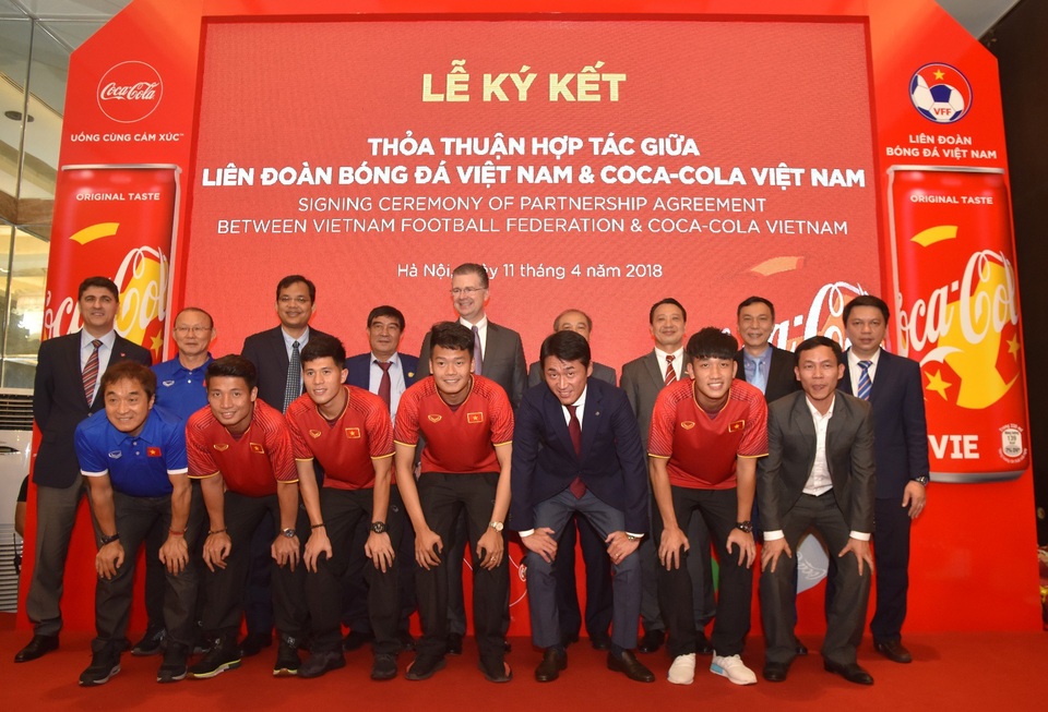 Giấc mơ vàng của bóng đá Việt được khắc họa trên mẫu lon Coca-Cola phiên bản siêu đặc biệt - 1 Bộ sưu tập lon Coca-Cola phiên bản chào World Cup được ra mắt ngay tại buổi lễ ký kết hợp tác giữa Coca-Cola và VFF