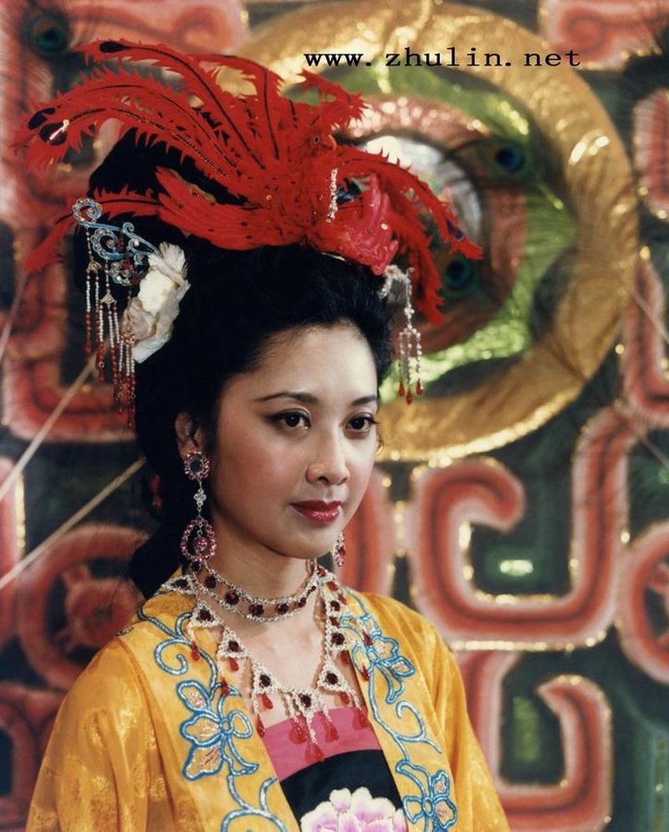 Gặp lại nữ vương "Tây Lương nữ quốc" đẹp nhất Tây Du Ký sau 32 năm - 12
Khi nhận vai Nữ vương của Tây Lương Nữ Quốc, bà đã 31 tuổi. Dù đây không phải là vai diễn xinh đẹp nhất, nhưng lại là vai diễn kinh điển nhất trong sự nghiệp diễn xuất của Chu Lâm.