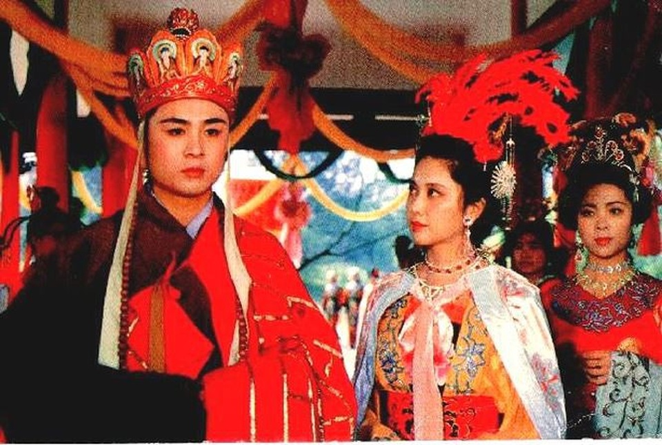 Gặp lại nữ vương "Tây Lương nữ quốc" đẹp nhất Tây Du Ký sau 32 năm - 13 Thậm chí, màn thể hiện xuất sắc của Chu Lâm và Từ Thiếu Hoa (Đường Tăng) khiến cả hai vướng tin đồn tình cảm ngoài đời. Nhiều người cho rằng, Chu Lâm yêu đơn phương Từ Thiếu Hoa dù ông đã có vợ con. Tuy nhiên, nữ diễn viên phủ nhận tin đồn này và cho biết, đã lập gia đình trước khi đóng phim.
