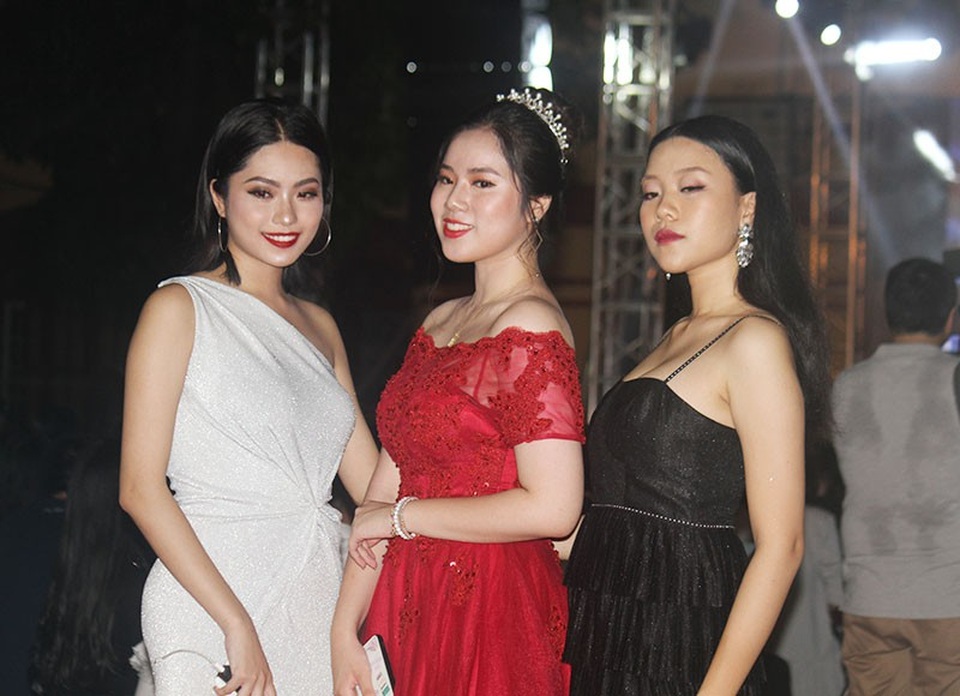 Ca sĩ Nguyễn Trần Trung Quân “cầu hôn” trên sân khấu dạ hội trường Trần Phú - 9 Ca sĩ Nguyễn Trần Trung Quân “cầu hôn” trên sân khấu dạ hội trường Trần Phú - 9
