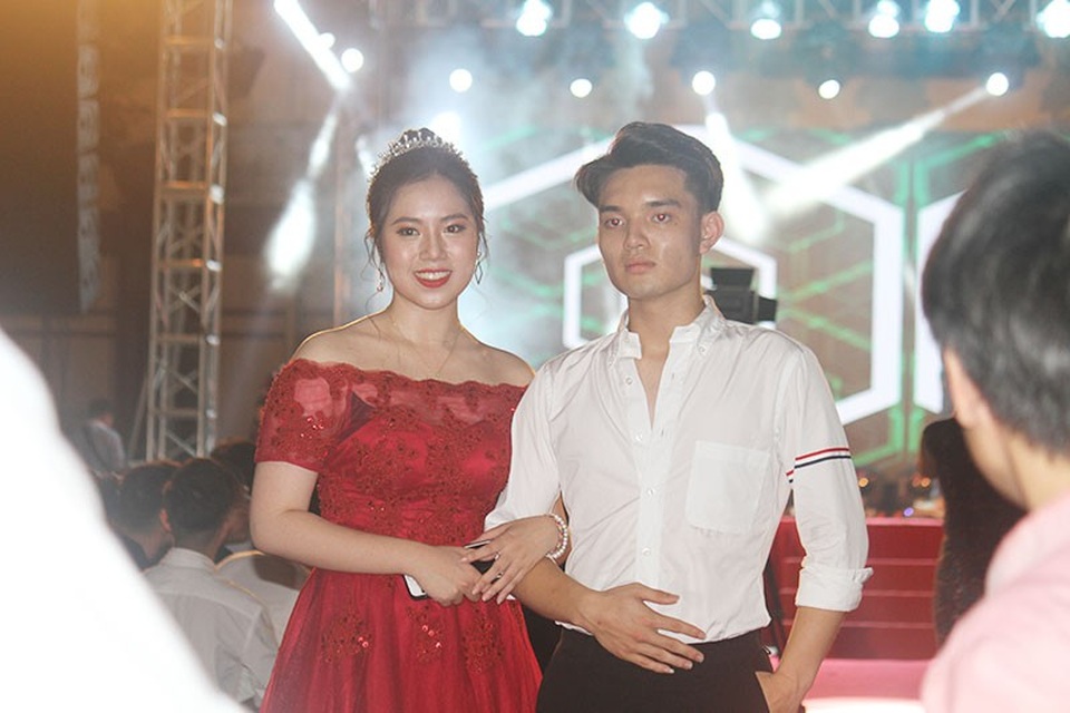 Ca sĩ Nguyễn Trần Trung Quân “cầu hôn” trên sân khấu dạ hội trường Trần Phú - 7 Đêm prom cũng là dịp hội tụ của những cặp đôi nam thanh nữ tú.