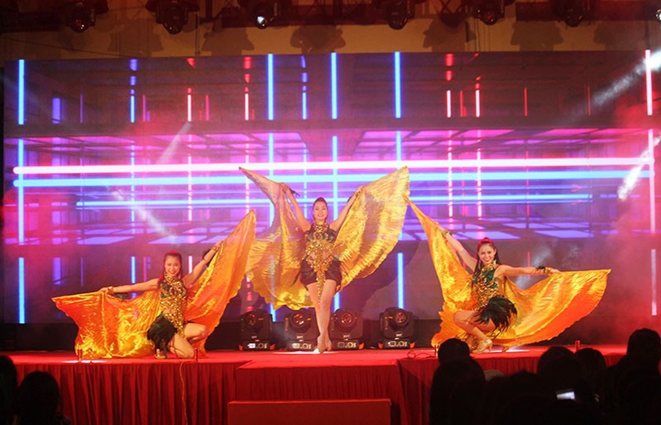 Ca sĩ Nguyễn Trần Trung Quân “cầu hôn” trên sân khấu dạ hội trường Trần Phú - 3 Tiết mục múa sôi động làm nóng sân khấu dạ hội trường Trần Phú