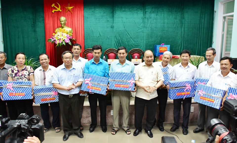 Thủ tướng thăm hỏi ngư dân vùng ảnh hưởng sự cố Formosa - 3 Thủ tướng Nguyễn Xuân Phúc tặng quà cho ngư dân thị trấn Thuận An
