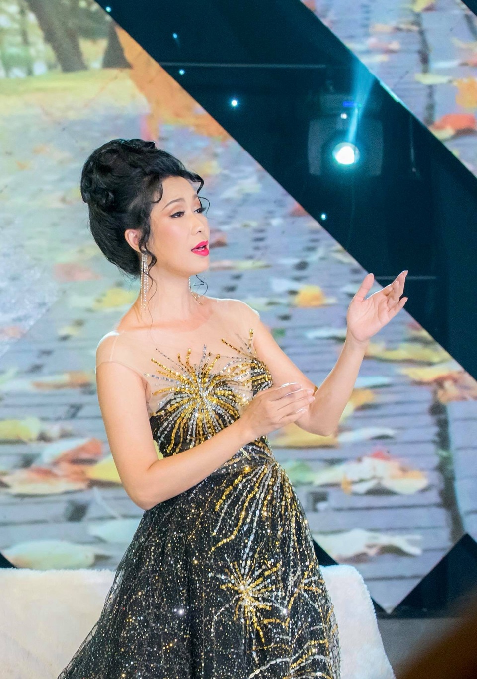 Vì sao Trịnh Kim Chi không muốn nhắc lại chuyện cũ với Quyền Linh? - 2 Trịnh Kim Chi từng cùng 4 hoa hậu, người mẫu thành lập nhóm hát Ngẫu nhiên.