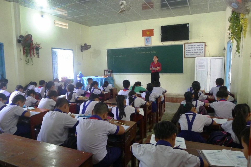 Hàng loạt trường học bị dự án “nuốt chửng”: Thầy trò mỏi cổ chờ giải pháp - 1
Nhiều lớp học của các trường trên địa bàn thị trấn Dương Đông (huyện Phú Quốc, tỉnh Kiên Giang) đều đang trong tình trạng quá tải sĩ số học sinh/lớp.