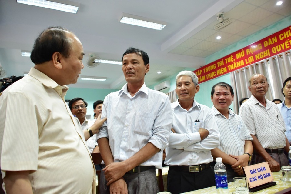 Thủ tướng thăm hỏi ngư dân vùng ảnh hưởng sự cố Formosa - 2 Thủ tướng đến thăm hỏi, động viên người dân thôn Hải Tiến, thị trấn Thuận An, huyện Phú Vang