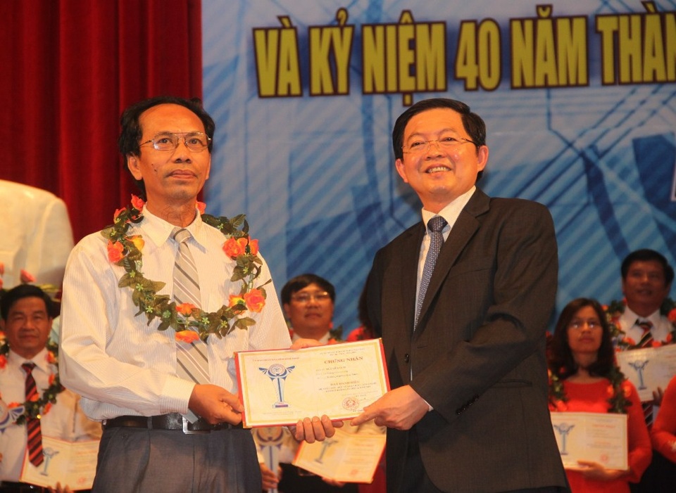Tôn vinh 62 tấm gương tiêu biểu thầm lặng vì khoa học - 4 PGS.TS Nguyễn Sum - gương mặt “gạo cội” của khoa Toán (Trường ĐH Quy Nhơn) là một trong những người như thế. Năm 2018, ông có mặt trong danh sách 100 nhà khoa học xuất sắc của châu Á. Ông chính là người đưa giải thưởng nghiên cứu khoa học cơ bản danh giá - giải thưởng Tạ Quang Bửu - lần đầu tiên về Bình Định vào năm 2017.