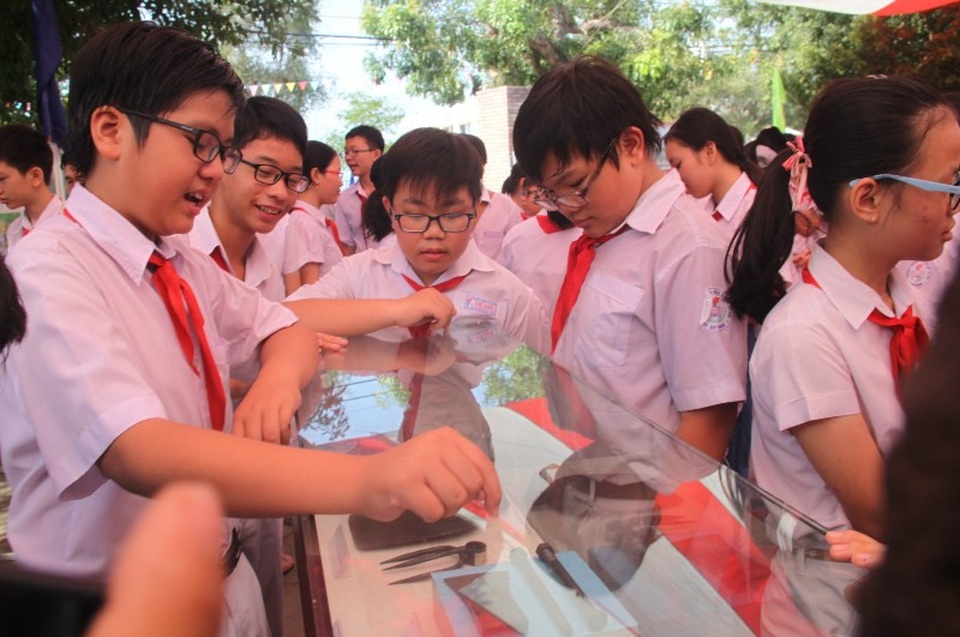 Bảo tồn tinh hoa những làng nghề nức tiếng ở đất võ Bình Định - 4 Hiện nay, nhiều làng nghề có cơ hội mở rộng, phát triển bởi sự giao thương rộng. Tuy nhiên, đi liền với sự phát triển của hoạt động sản xuất, nhiều giá trị văn hóa dần bị mai một, bí quyết nghề nghiệp bị thất truyền cùng với sự ra đi của nhiều nghệ nhân lớn tuổi. Xu hướng thương mại hóa đã làm cho bản sắc văn hóa làng nghề bị phai mờ, điều này ảnh hưởng đến sự tồn tại bền vững của mỗi một làng nghề.