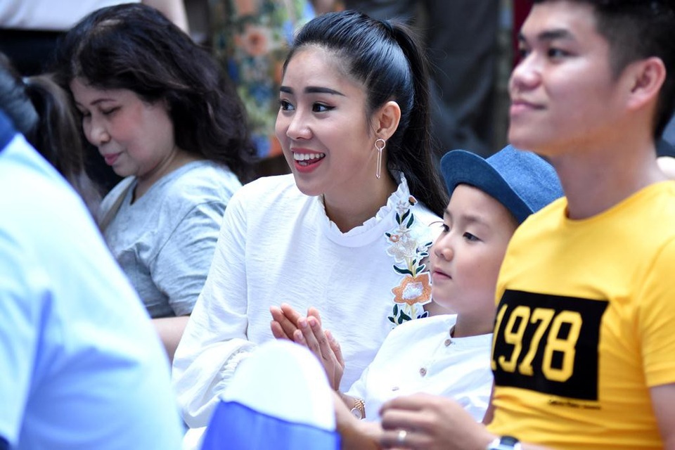 Diễn viên Lê Phương cùng gia đỉnh nhỏ của mình đang nghe tư vấn tour. Phương cho rằng việc gia đình có con nhỏ du lịch tự túc sẽ gặp rất nhiều khó khăn, khiến cho chuyến du lịch không thật sự trọn vẹn