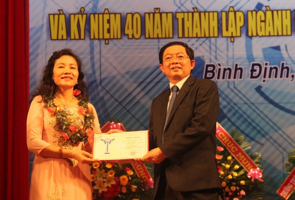 Tôn vinh 62 tấm gương tiêu biểu thầm lặng vì khoa học - 3 Chủ tịch UBND tỉnh Bình Định trao giấy chứng nhận cho những trí thức có đóng góp lớn về nghiên cứu khoa học.