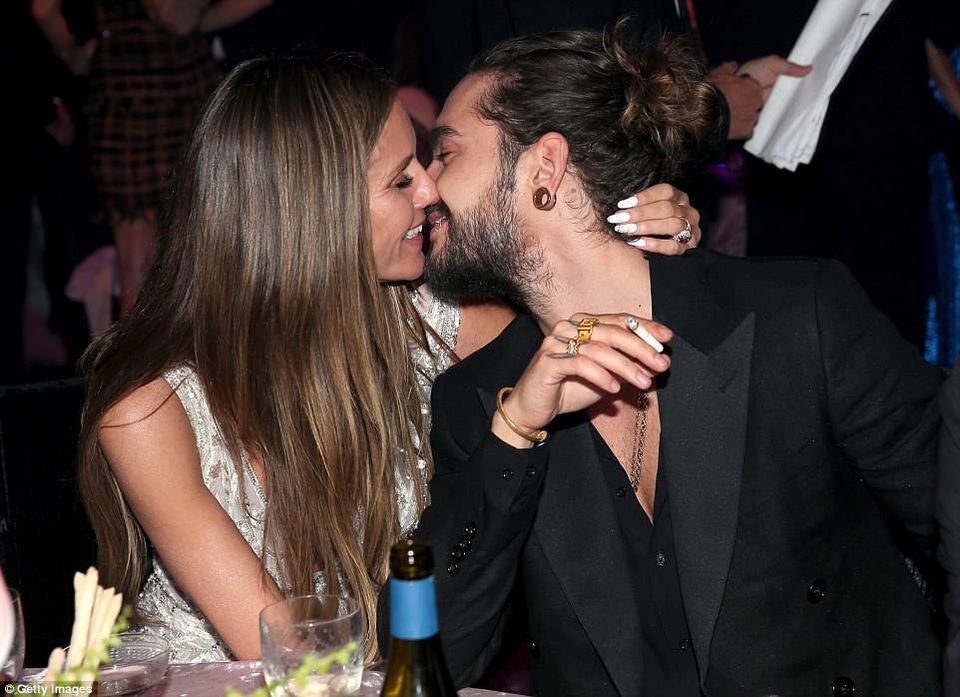 Khoảnh khắc ngọt ngào của 2 siêu mẫu bên bạn trai - 1
Heidi Klum hôn say đắm bồ trẻ Tom Kaulitz trong tiệc amfAR diễn ra tại Cannes ngày 17/5 vừa qua