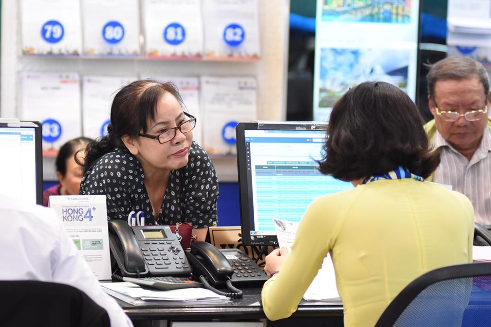 “Có khi đến tận nơi mình được nghe tư vấn tour hay hơn, ưu đãi nhiều hơn, mình lại thay đổi điểm đến”, một khách hàng cao niên chia sẻ.