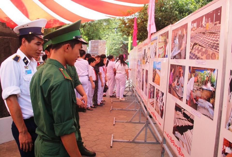 Bảo tồn tinh hoa những làng nghề nức tiếng ở đất võ Bình Định - 3 Triển lãm gồm 2 phần: Giới thiệu một số làng nghề truyền thống tiêu biểu và Bảo tồn và phát huy làng nghề truyền thống tỉnh Bình Định, với có 130 bức ảnh và 70 hiện vật là những công cụ sản xuất sản phẩm làng nghề truyền thống tỉnh.