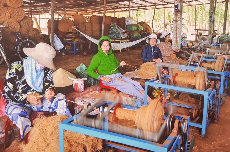 Bảo tồn tinh hoa những làng nghề nức tiếng ở đất võ Bình Định - 9 Bình Định còn được mệnh danh là xứ dừa. Ngoài dừa uống nước, xơ dừa còn được làm ra nhiều sản phẩm hữu ích phục vụ trong đời sống đem lại lợi ích kinh tế lớn cho người dân.