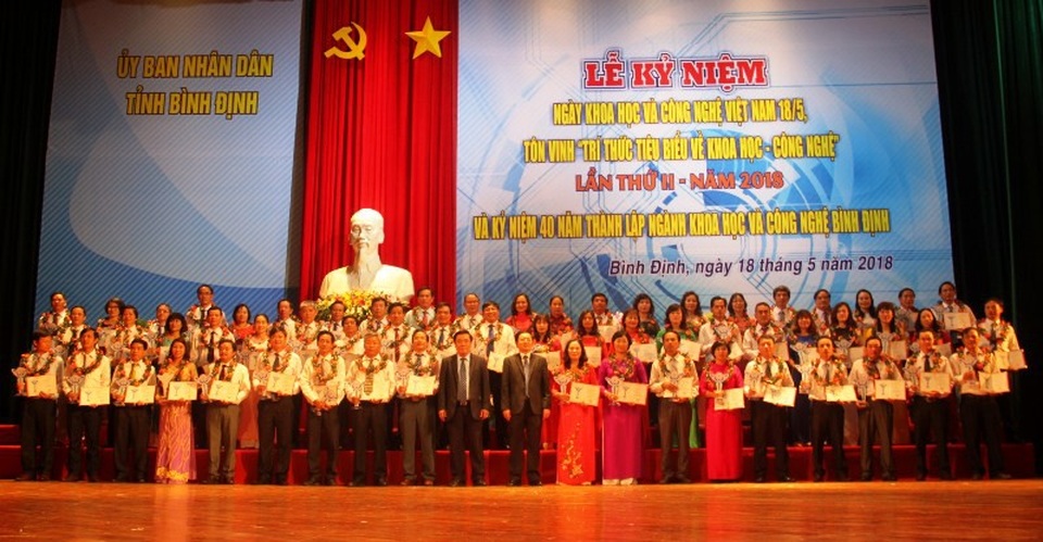 Tôn vinh 62 tấm gương tiêu biểu thầm lặng vì khoa học - 2 Vinh danh 62 Trí thức tiêu biểu về Khoa học - Công nghệ” lần thứ 2 năm 2018.