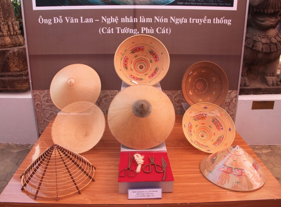 Bảo tồn tinh hoa những làng nghề nức tiếng ở đất võ Bình Định - 5 “Triển lãm là dịp giới thiệu, quảng bá làng nghề thủ công truyền thống của tỉnh Bình Định. Mỗi làng nghề có đặc trưng riêng, bí kíp nghề nghiệp riêng tạo nên những sản phẩm độc đáo của từng địa phương. Làng nghề truyền thống là nơi lưu giữ kho tàng di sản văn hóa vô cùng phong phú, sinh động mang đậm bản sắc văn hóa vùng miền”, đại diện Bảo tàng Tổng hợp Bình Định chia sẻ. (Trong ảnh: Sản phẩm nón ngựa Phú Gia được trưng bày tại triển lãm).