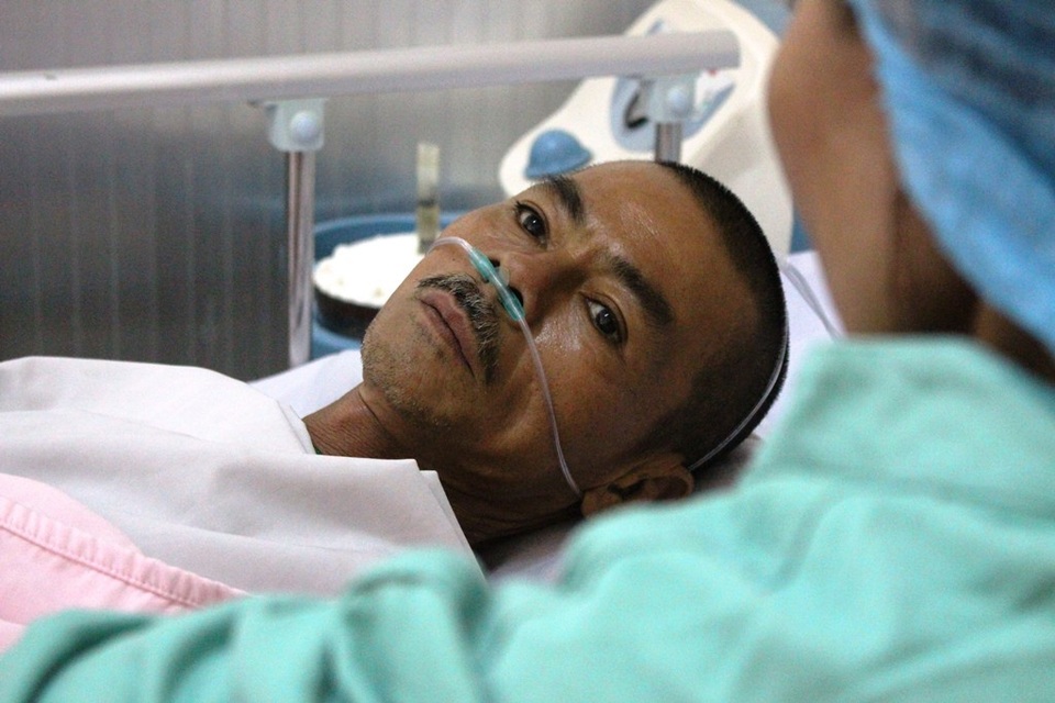 3 hiệp sĩ bị trộm đâm trọng thương đang bình phục tốt - 1 Anh Trần Văn Hoàng bị thương rất nặng, may mắn qua được nguy kịch (ảnh: BV 115)