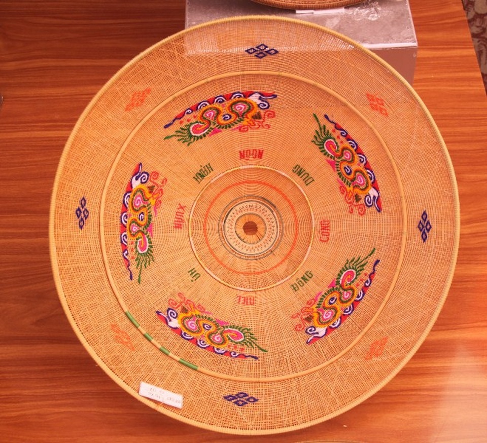 Bảo tồn tinh hoa những làng nghề nức tiếng ở đất võ Bình Định - 6 Bằng sự sáng tạo và đôi tay khéo léo của người thợ thủ công, các nghệ nhân, sản phẩm nón ngựa Phú Gia đạt đến độ tinh xảo cao mà không phải nơi nào cũng làm được.