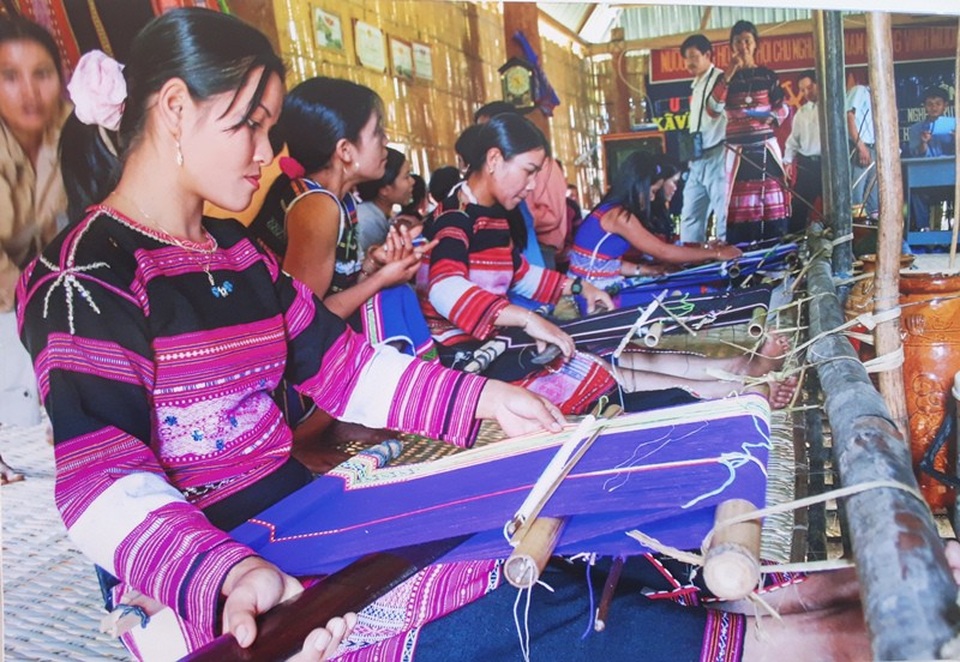 Bảo tồn tinh hoa những làng nghề nức tiếng ở đất võ Bình Định - 8 Dệt thổ cẩm ở huyện Vĩnh Thạnh đang ngày một mai một cần bảo tồn phát triển.