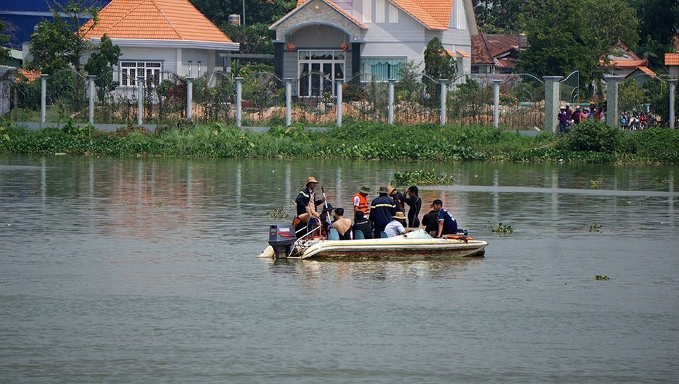 Thi thể cháu Bảo được tìm thấy và đưa vào bờ.
