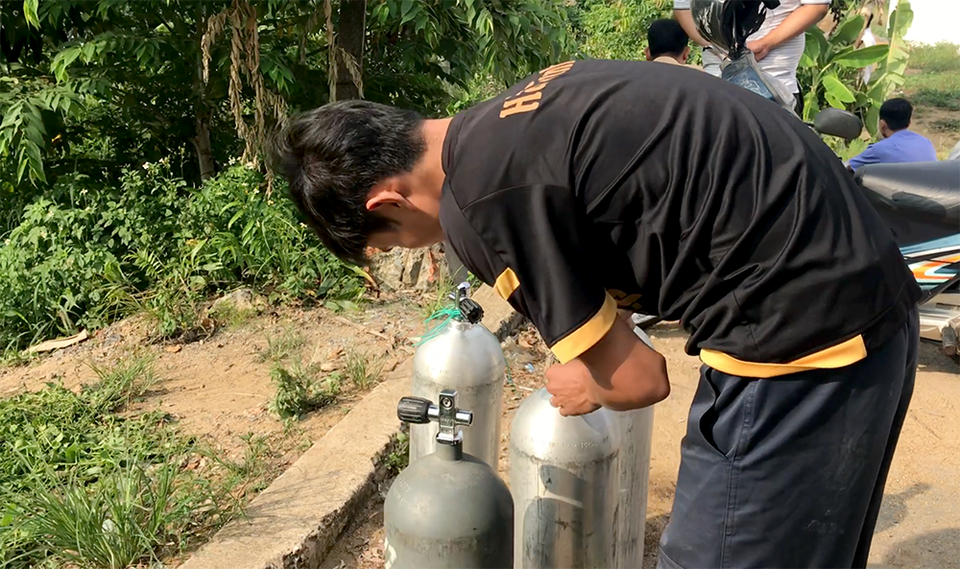 Vụ lật sà lan nghìn tấn: Tìm thấy 2 thi thể - 3