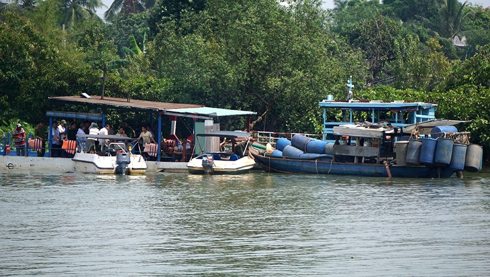  Nhiều thùng phuy được huy động để tiến hành trục vớt sà lan, được biết do chở hàng nghìn khối cát khi bị lật úp, có thể nạn nhân bị vùi sâu bên dưới nên việc tìm kiếm gặp nhiều khó khăn.