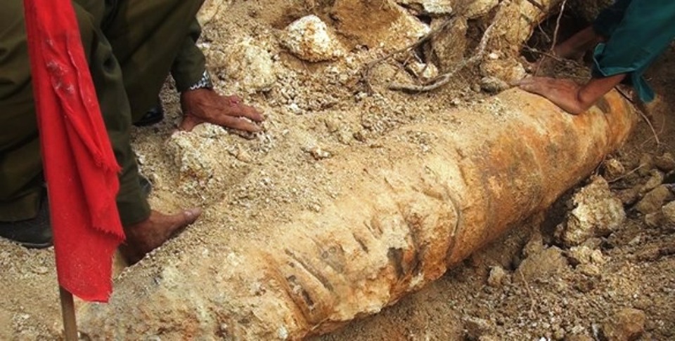 Phát hiện bom khi xây nhà - 1 Quả bom có chiều dài 1,8m; đường kính 30cm và nặng khoảng 270 kg. Ảnh: Báo Nghệ An.