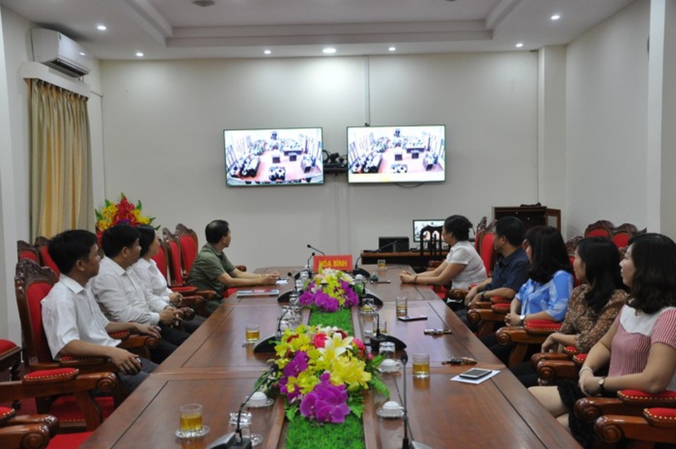 Vụ 8 người chạy thận tử vong: “Không làm oan, không bỏ lọt tội phạm” - 1
TAND tỉnh Hòa Bình theo dõi phiên tòa qua hệ thống trực tuyến