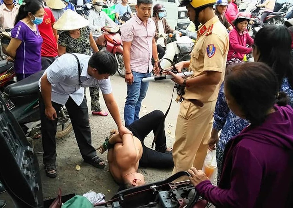 Sau vụ hiệp sĩ bị đâm, người dân TPHCM cùng vây bắt đối tượng “đá xế” - 1 Cung Đình Quốc bị CSGT và người dân khống chế