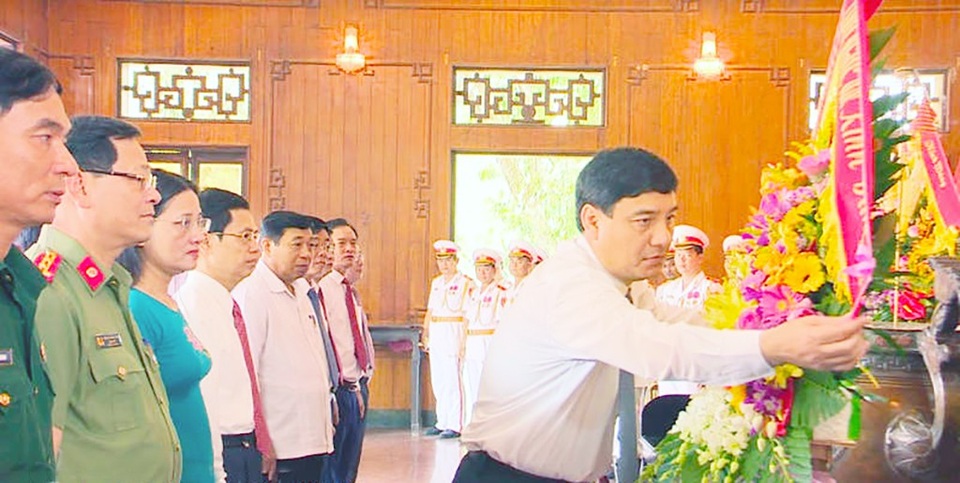 Lãnh đạo tỉnh Nghệ An dâng hương Chủ tịch Hồ Chí Minh - 1
Lãnh đạo tỉnh Nghệ An thành kính dâng lẵng hoa tươi thắm và nén hương thơm lên Chủ tịch Hồ Chí Minh.