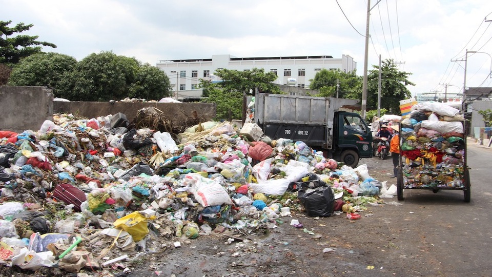 Điểm nóng ô nhiễm do sự phối hợp không tốt giữa lực lượng thu gom rác dân lập và xe thu gom rác của dịch vụ công ích