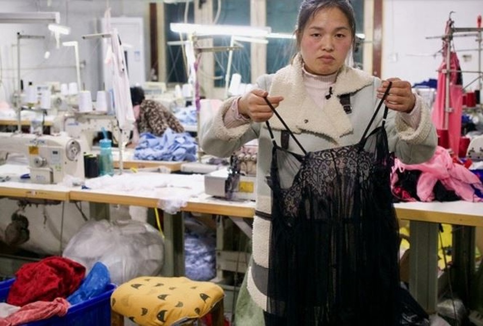 Làng lúa đổi đời nhờ nghề... may đồ lót - 1
Chị Chen Haili bên chiếc áo ngủ vừa may xong. (Ảnh: SCMP)