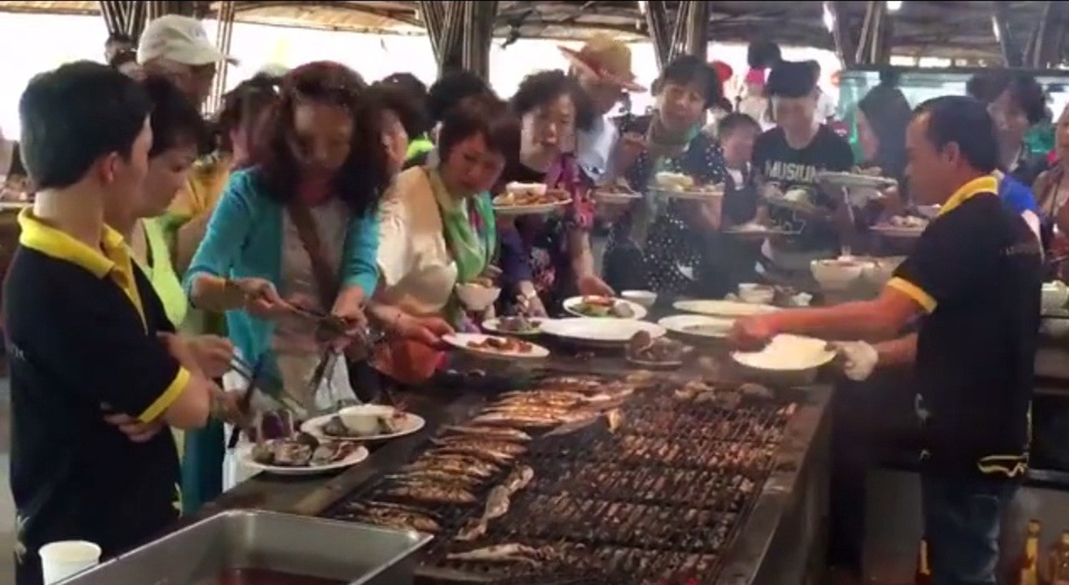 Du khách Trung Quốc ồn ào, cư xử kém: Có nên chào đón? - 1 Hình ảnh du khách Trung Quốc chen nhau ăn buffet ở Nha Trang gây xôn xao dư luận. Ảnh chụp màn hình